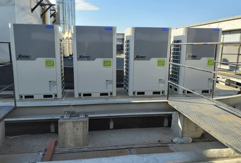 Çatı üzerinde Carrier VRF dış ünite grubu
